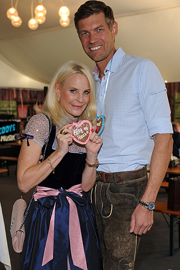 Designerin Sonja Kiefer mit Partner Cedric Schwarz (Unternehmer) beim „Festa della birra“ im Teatro Solln im Iberl am 23.09.2021 (©Foto: Ursula Dornberger-Düren)